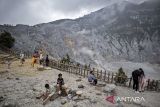 Wisatawan berada di area Kawah Ratu di Taman Wisata Alam (TWA) Gunung Tangkuban Parahu, Kabupaten Subang, Jawa Barat, Sabtu (6/9/2025). Badan Pusat Statistik (BPS) Provinsi Jawa Barat mencatat, wisatawan mancanegara (wisman) yang datang ke Jawa Barat melalui Bandara Internasional Jawa Barat Kertajati pada periode Juli 2025 mencapai 263 kunjungan atau turun 80,73 persen dari periode yang sama pada tahun lalu yang mencapai 1.365 kunjungan. ANTARA FOTO/Abdan Syakura/agr