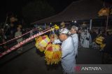 Abdi dalem menyalakan lampion saat tradisi Panjang Jimat di Keraton Kasepuhan, Cirebon, Jawa Barat, Jumat (5/9/2025). Tradisi Panjang Jimat digelar Keraton Kasepuhan dengan menggelar doa bersama dan pembacaan kitab Barzanji untuk memperingati Maulid Nabi Muhammad SAW. ANTARA FOTO/Dedhez Anggara/agr
