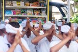 Umat Hindu melakukan persembahyangan terhadap ribuan buku pada Hari Raya Saraswati di Perpustakaan Sabha Widya Sradha, Desa Sumerta Kelod, Denpasar, Bali, Sabtu (6/9/2025). Sebanyak dua ribu buku di perpustakaan desa tersebut diupacarai pada Hari Raya Saraswati yang merupakan wujud syukur kepada Tuhan sebagai pencipta ilmu pengetahuan bagi umat manusia untuk kemakmuran, kemajuan, perdamaian, dan kecerdasan. ANTARA FOTO/Nyoman Hendra Wibowo/wsj.
