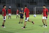 Pelatih Tim Nasional Sepak Bola U-23 Gerald Vanenburg (tengah) memimpin  latihan Timnas Indonesia U-23 di Stadion Gelora 10 November, Surabaya, Jawa Timur, Senin (8/9/2025). Latihan tersebut sebagai ajang persiapan jelang pertandingan melawan Timnas Korea Selatan pada Selasa  (9/9). Antara Jatim/Umarul Faruq