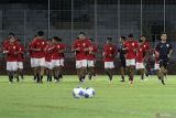 Sejumlah pesepak bola Timnas Indonesia U-23 mengikuti sesi latihan di Stadion Gelora 10 November, Surabaya, Jawa Timur, Senin (8/9/2025). Latihan tersebut sebagai ajang persiapan jelang pertandingan melawan Timnas Korea Selatan pada Selasa  (9/9). Antara Jatim/Umarul Faruq