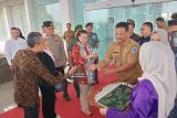 Sekda Bangka Belitung Fery Afriyanto saat menyambut kedatang Ketua Tim Kunker Panja Standarisasi Desa Wisata Komisi VII DPR RI Rahayu Saraswati D. Djojohadikusumo beserta rombongan di Ruang VIP Bandara Depati Amir Pangkalpinang, Senin (8/9). 