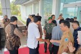Sekda Bangka Belitung Fery Afriyanto saat menyambut kedatang Ketua Tim Kunker Panja Standarisasi Desa Wisata Komisi VII DPR RI Rahayu Saraswati D. Djojohadikusumo beserta rombongan di Ruang VIP Bandara Depati Amir Pangkalpinang, Senin (8/9). 