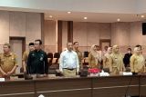 Kepala Biro LKBN Antara Babel Joko Susilo (baju putih) saat menghadiri rapat koordinasi kunker Komisi VII DPR RI dengan Gubernur Babel Hidayat Arsani dalam  acara kunjungan kerja di Ruang Pasir Padi Kantor Gubernur Babel, Senin (8/9) guna memastikan penerapan standarisasi desa wisata sesuai dengan Undang-Undang Kepariwisataan. Babel menjadi salah satu fokus pengembangan desa wisata karena memiliki daya tarik yang telah dikenal luas. (Antara/Rustam)