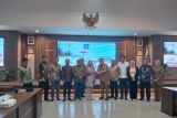 Komisi VII DPR RI  saat melaksanakan rapat koordinasi dengan Gubernur Babel Hidayat Arsani dalam  acara kunjungan kerja di Ruang Pasir Padi Kantor Gubernur Babel, Senin (8/9) guna memastikan penerapan standarisasi desa wisata sesuai dengan Undang-Undang Kepariwisataan. Babel menjadi salah satu fokus pengembangan desa wisata karena memiliki daya tarik yang telah dikenal luas. (Antara/Rustam)