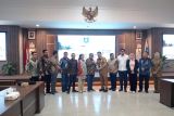 Komisi VII DPR RI  saat melaksanakan rapat koordinasi dengan Gubernur Babel Hidayat Arsani dalam  acara kunjungan kerja di Ruang Pasir Padi Kantor Gubernur Babel, Senin (8/9) guna memastikan penerapan standarisasi desa wisata sesuai dengan Undang-Undang Kepariwisataan. Babel menjadi salah satu fokus pengembangan desa wisata karena memiliki daya tarik yang telah dikenal luas. (Antara/Rustam)