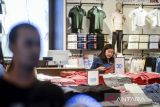 Pengunjung melihat baju yang dijual di Tangcity Mall, Kota Tangerang, Banten, Senin (8/9/2025). Gubernur Banten Andra Soni mengatakan pusat perbelanjaan menyumbang 12,15 persen terhadap Produk Domestik Regional Bruto (PDRB) Banten atau posisi ketiga setelah industri pengolahan. ANTARA FOTO/Putra M. Akbar/gp
