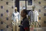 Pengunjung berjalan di depan manekin yang memakai baju di Tangcity Mall, Kota Tangerang, Banten, Sabtu (8/9/2025). Gubernur Banten Andra Soni mengatakan pusat perbelanjaan menyumbang 12,15 persen terhadap Produk Domestik Regional Bruto (PDRB) Banten atau posisi ketiga setelah industri pengolahan. ANTARA FOTO/Putra M. Akbar/gp