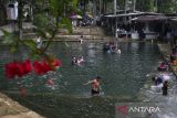 Wisatawan berenang di wisata pemandian alam Cihunjuran, Mandalawangi, Kabupaten Pandeglang, Banten, Senin (8/9/2025). Berdasarkan data Badan Pusat Statistik (BPS) Banten secara kumulatif, jumlah perjalanan wisatawan nusantara tujuan Banten pada Januari hingga Juli 2025 mencapai 37,50 juta perjalanan atau meningkat sebesar 34,48 persen dibandingkan periode yang sama tahun sebelumnya. ANTARA FOTO/Angga Budhiyanto/gp