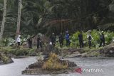 Wisatawan berjalan di wisata alam Cihunjuran, Mandalawangi, Kabupaten Pandeglang, Banten, Senin (8/9/2025). Berdasarkan data Badan Pusat Statistik (BPS) Banten secara kumulatif, jumlah perjalanan wisatawan nusantara tujuan Banten pada Januari hingga Juli 2025 mencapai 37,50 juta perjalanan atau meningkat sebesar 34,48 persen dibandingkan periode yang sama tahun sebelumnya. ANTARA FOTO/Angga Budhiyanto/gp