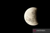 Fase Gerhana bulan total terlihat dari Kompleks Observatorium Bosscha, Lembang, Kabupaten Bandung Barat, Jawa Barat, Minggu (7/9/2025). BMKG menyebut gerhana bulan total yang terjadi pada 7-8 September 2025 tersebut dapat dilihat dari seluruh wilayah Indonesia. ANTARA FOTO/Raisan Al Farisi/agr