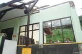 Siswa bermain dekat bangunan ruang kelas yang rusak terdampak longsor di SDN 02 Kradinan, Tulungagung, Jawa Timur, Senin (8/9/2025). Akibat kerusakan bangunan ruang kelas itu, 19 siswa kelas IV SDN 02 Kradinan terpaksa mengikuti kegiatan belajar-mengajar di kelas darurat memanfaatkan tenda pengungsi milik BPBD. ANTARA Jatim/Destyan Sujarwoko/mas.