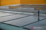 Petugas melakukan pemeriksaan di Pembangkit Listrik Tenaga Surya (PLTS) di Atap Trans Studio Mall, Bandung, Jawa Barat, Senin (8/9/2025). Kementerian Energi dan Sumber Daya Mineral (ESDM) mencatat kapasitas terpasang PLTS atap per Juli 2025 telah mencapai 538 MWp tersebar di 10.882 pelanggan PLN. ANTARA FOTO/Raisan Al Farisi/agr
