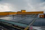 Petugas melakukan pemeriksaan di pembangkit listrik tenaga surya (PLTS) di Atap Trans Studio Mall, Bandung, Jawa Barat, Senin (8/9/2025). Kementerian Energi dan Sumber Daya Mineral (ESDM) mencatat kapasitas terpasang PLTS atap per Juli 2025 telah mencapai 538 MWp tersebar di 10.882 pelanggan PLN. ANTARA FOTO/Raisan Al Farisi/agr