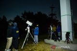 Peneliti mengamati fase gerhana bulan total melalui teleskop di Kompleks Observatorium Bosscha, Lembang, Kabupaten Bandung Barat, Jawa Barat, Minggu (7/9/2025). Observatorium Bosscha menggelar pemantauan gerhana bulan total bersama komunitas astronomi Indonesia dari 22 titik pengamatan yang disiarkan secara langsung. ANTARA FOTO/Raisan Al Farisi/agr
