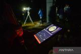 Peneliti mengamati fase gerhana bulan total melalui teleskop di Kompleks Observatorium Bosscha, Lembang, Kabupaten Bandung Barat, Jawa Barat, Minggu (7/9/2025). Observatorium Bosscha menggelar pemantauan gerhana bulan total bersama komunitas astronomi Indonesia dari 22 titik pengamatan yang disiarkan secara langsung. ANTARA FOTO/Raisan Al Farisi/agr
