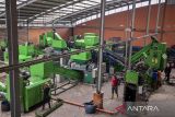 Pekerja mengolah sampah menggunakan mesin di Tempat Pengolahan Sampah Terpadu (TPST) Santiong, Kota Cimahi, Jawa Barat, Senin (8/9/2025). TPST yang dalam sehari mampu mengolah puluhan ton sampah menjadi bahan bakar alternatif atau refuse derived fuel (RDF) untuk kebutuhan industri tersebut menjadi salah satu contoh implementasi pengelolaan sampah berbasis ekonomi sirkular di Jawa Barat. ANTARA FOTO/Abdan Syakura/agr