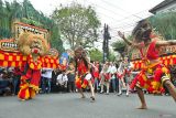 Peserta menampilkan kesenian Reog Ponorogo saat karnaval budaya peringatan Maulid Nabi Muhammad SAW di kawasan Dalung, Badung, Bali, Minggu (7/9/2025). Kegiatan tersebut diikuti para peserta yang menampilkan berbagai pertunjukan seni budaya dari berbagai daerah untuk memperkuat persatuan dan kerukunan masyarakat melalui momentum peringatan Maulid Nabi. ANTARA FOTO/Fikri Yusuf/wsj.