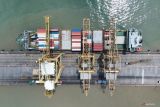 Foto udara suasana aktivitas bongkar muat peti kemas di Dermaga Internasional PT Terminal Petikemas Surabaya (TPS), Surabaya, Jawa Timur, Senin (8/9/2025). Menurut data Badan Pusat Statistik (BPS), nilai ekspor Jawa Timur periode Juli 2025 tercatat naik 20,96 persen dibanding Juli 2024 atau mencapai 2,92 miliar dolas AS, sementara arus impor barang dari luar negeri pada Juli 2025 berhasil ditekan menjadi 2,52 miliar dolar AS atau turun 7,74 persen dibanding periode sama tahun 2024. ANTARA Jatim/Moch Asim.