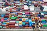 Foto udara suasana aktivitas bongkar muat peti kemas di PT Terminal Petikemas Surabaya (TPS), Surabaya, Jawa Timur, Senin (8/9/2025). Menurut data Badan Pusat Statistik (BPS), nilai ekspor Jawa Timur periode Juli 2025 tercatat naik 20,96 persen dibanding Juli 2024 atau mencapai 2,92 miliar dolas AS, sementara arus impor barang dari luar negeri pada Juli 2025 berhasil ditekan menjadi 2,52 miliar dolar AS atau turun 7,74 persen dibanding periode sama tahun 2024. ANTARA Jatim/Moch Asim.