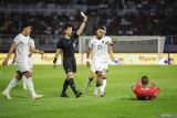 Wasit Ko Hyung-jin (kedua kiri) memberikan kartu kuning kepada pesepak bola Timnas Lebanon Hussein Zein (kanan) saat bertanding melawan Timnas Indonesia dalam FIFA Matchday di Stadion Gelora Bung Tomo, Surabaya, Jawa Timur, Senin (8/9/2025). Pertandingan berakhir imbang dengan skor 0-0. Antara Jatim/Rizal Hanafi/um