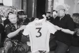 Jay Idzes memberikan penghormatan untuk mengenang suporter timnas Djalu