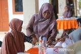 Petugas kesehatan mengukur tekanan darah warga lansia  saat berlangsung cek  kesehatan gratis (CKG) di Posyandu, Kampung Mulia, Banda Aceh, Aceh, Selasa (9/9/2025). Kementerian Kesehatan  mengajak masyarakat Aceh melakukan pemeriksaan kesehatan secara rutin melalui program nasional Cek Kesehatan Gratis  (CKG)  yang merupakan bagian penting dari deteksi dini dan pencegahan berbagai penyakit. ANTARA FOTO/Ampelsa.