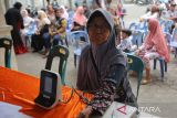 Seorang warga lanjut usia menjalani pemeriksaan tekanan darah saat berlangsung cek  kesehatan gratis (CKG) di Posyandu, Kampung Mulia, Banda Aceh, Aceh, Selasa (9/9/2025). Kementerian Kesehatan  mengajak masyarakat Aceh melakukan pemeriksaan kesehatan secara rutin melalui program nasional Cek Kesehatan Gratis  (CKG)  yang merupakan bagian penting dari deteksi dini dan pencegahan berbagai penyakit. ANTARA FOTO/Ampelsa.
