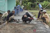 Warga gotong royong mengerjakan pembangunan jalan menggunakan dana desa di Desa Karangkamulayan, Kabupaten Ciamis, Jawa Barat, Selasa (9/9/2025). Kementerian Keuangan mencatat realisasi dana desa sekitar 58,46 persen dari pagu APBN 2025 sebesar Rp69 triliun yang telah diterima 7.918 desa. ANTARA FOTO/Adeng Bustomi/agr