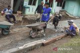 Warga gotong royong mengerjakan pembangunan jalan menggunakan dana desa di Desa Karangkamulayan, Kabupaten Ciamis, Jawa Barat, Selasa (9/9/2025). Kementerian Keuangan mencatat realisasi dana desa sekitar 58,46 persen dari pagu APBN 2025 sebesar Rp69 triliun yang telah diterima 7.918 desa. ANTARA FOTO/Adeng Bustomi/agr
