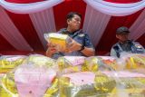Anggota Polri menata barang bukti saat pemusnahan barang bukti narkoba di Polrestabes Surabaya, Surabaya,Jawa Timur, Selasa (9/9/2025).Â  Satresnarkoba Polrestabes Surabaya memusnahkan barang bukti sabu seberat 84,76 kilogram dan pil ekstasi sebanyak 40.328 butir yang diamankan dari empat tersangka dalam dua kasus penyalahgunaan narkoba. ANTARA Jatim/Didik Suhartono/mas.