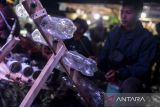 Seniman memainkan alat musik cymbalum yang terbuat dari botol dan kaleng bekas pada Lokakarya Tina Sagara Ka Sagala di Teluk Labuan, Pandeglang, Banten, Rabu (10/9/2025). Kampanye dan lokakarya yang melibatkan seniman dan warga setempat tersebut merupakan upaya pengurangan sampah laut dengan cara mendaur ulang menjadi berbagai karya seni seperti boneka dan alat musik, sekaligus mengedukasi warga dalam menjaga ekosistem laut. ANTARA FOTO/Muhammad Bagus Khoirunas/gp