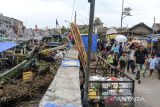 Pemuda mengarak boneka penyu yang terbuat dari sampah plastik di Teluk Labuan, Pandeglang, Banten, Selasa (9/9/2025). Kampanye dan lokakarya yang melibatkan seniman dan warga setempat tersebut merupakan upaya pengurangan sampah laut dengan cara mendaur ulang menjadi berbagai karya seni seperti boneka dan alat musik, sekaligus mengedukasi warga dalam menjaga ekosistem laut. ANTARA FOTO/Muhammad Bagus Khoirunas/gp