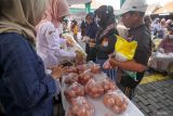Warga antre membeli kebutuhan pokok saat Pasar Murah di Sidoarjo, Jawa Timur, Rabu (10/9/2025). Pemerintah Provinsi Jawa Timur menggelar pasar murah dengan berkeliling ke berbagai kabupaten/kota guna sebagai upaya pengendalian inflasi dan ketahanan pangan. Antara Jatim/Umarul Faruq