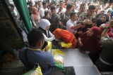 Gubernur Jawa Timur Khofofah Indar Parawansa memberikan beras Stabilisasi Pasokan dan Harga Pangan (SPHP) secara gratis kepada warga saat meninjau Pasar Murah di Sidoarjo, Jawa Timur, Rabu (10/9/2025). Pemerintah Provinsi Jawa Timur menggelar pasar murah dengan berkeliling ke berbagai kabupaten/kota guna sebagai upaya pengendalian inflasi dan ketahanan pangan. Antara Jatim/Umarul Faruq