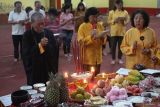 Umat Tri Dharma melaksanakan ritual Ulambana atau sembahyang arwah di Klenteng Tjoe Tik Kiong, Tulungagung, Jawa Timur, Selasa (9/9/2025). Ritual Ulambana digelar setiap bulan tujuh penanggalan Imlek untuk mendoakan arwah leluhur dan roh yang dianggap terlunta, serta sarana menumbuhkan nilai bakti dalam kehidupan masyarakat Tionghoa. ANTARA Jatim/Destyan Sujarwoko/mas.