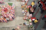 Umat Tri Dharma Tulungagung Jatim membagikan ribuan paket sembako
