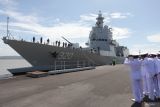 KRI Brawijaya-320 bersiap untuk bersandar di Dermaga Madura, Koarmada II, Surabaya, Jawa Timur, Rabu (10/9/2025). Kapal jenis frigate terbesar se-Asia Tenggara milik TNI AL yang memiliki panjang 143 meter dan diawaki 160 prajurit itu tiba di Surabaya untuk memperkuat jajaran Satuan Kapal Eskorta Koarmada II. ANTARA Jatim/Didik Suhartono/mas.