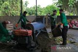 Tiga pekerja mengolah sampah menggunakan mesin pencacah di Tempat Pengelolaan Sampah Terpadu (TPST) Edelwiss di Jalan Purnama II, Pontianak, Kalimantan Barat, Rabu (10/9/2025). Pemerintah Kota Pontianak menargetkan pengelolaan seluruh sampah masyarakat pada 2029 melalui paradigma kumpul, angkut serta olah, yang sementara ini baru sekitar 25 persen dari rata-rata 411,96 ton sampah per hari dapat terkelola. ANTARA FOTO/Jessica Wuysang