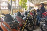 Seorang jurnalis merekam gambar sejumlah barang bukti motor saat rilis tindak pidana curanmor di Polresta Pontianak, Kalimantan Barat, Rabu (10/9/2025). Satreskrim Polresta Pontianak mengungkap delapan kasus pencurian kendaraan bermotor dengan menetapkan delapan tersangka, di mana para pelaku memanfaatkan kelengahan pemilik saat memarkir motor, dengan lokasi kejadian umumnya di rumah kos, tempat perbelanjaan, dan lingkungan perumahan. ANTARA KALBAR/Jessica Wuysang