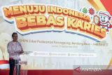 Menteri Kesehatan (Menkes) Budi Gunadi Sadikin memberikan sambutan pada kegiatan bakti sosial bertajuk Menuju Indonesia Bebas Karies di SMPN 3 Parongpong, Kabupaten Bandung Barat, Jawa Barat, Jumat (12/9/2025). Kegiatan bakti sosial yang diikuti 1.000 siswa SD dan SMP tersebut bertujuan untuk memberikan edukasi serta kampanye peduli kesehatan gigi sejak dini serta bentuk dukungan terhadap program Indonesia bebas karies 2030 sekaligus memperingati Hari Kesehatan Gigi dan Mulut Nasional (HKGN) 2025. ANTARA FOTO/Abdan Syakura/agr