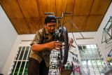 Pekerja merakit sepeda lipat di rumah produksi sepeda Kreuz, Bandung, Jawa Barat, Jumat (12/9/2025). Deputi Bidang Koordinasi Pengelolaan dan Pengembangan Usaha BUMN Kementerian Koordinator Bidang Perekonomian, Ferry Irawan mengatakan Jawa Barat konsisten menempati tiga besar wilayah dengan penyaluran Kredit Usaha Rakyat (KUR) tertinggi, hingga 11 Agustus 2025, realisasi penyaluran KUR di provinsi ini mencapai Rp16,89 triliun dengan jumlah 315 ribu debitur. ANTARA FOTO/Raisan Al Farisi/agr
