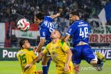 Pesepak bola Persib Bandung Federico Barba (kedua kiri) berebut bola udara dengan dua pesepak bola Persebaya Surabaya Mikael Tata (kiri) dan Mihailo Perovic (kedua kanan) saat laga lanjutan BRI Super League 2025 di Stadion Gelora Bandung Lautan Api (GBLA), Bandung, Jawa Barat, Jumat (12/9/2025). Persib berhasil mengalahkan Persebaya dengan skor akhir 1-0. ANTARA FOTO/Novrian Arbi/agr