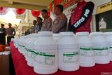Polisi menunjukan barang bukti obat keras berbahaya (okerbaya) yang dimasukan kedalam kemasan vitamin ternak pada rilis hasil Operasi Tumpas Semeru di Polresta Banyuwangi, Jawa Timur, Jumat (12/9/2025). Dalam Operasi ini, Polresta Banyuwangi mengungkap sebanyak 37 kasus yang terdiri dari 13 kasus Narkotika dan 24 kasus peredaran obat keras berbahaya dengan barang bukti 159,496 butir pil trihexypendidyl yang dapat membahayakan sekitar 150 ribu anak. ANTARA Jatim/Budi Candra Setya/mas.