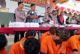 Kapolresta Banyuwangi Kombes Pol Rama Samtama Putra (ketiga kiri) menunjukan barang bukti dan tersangka pada rilis hasil Operasi Tumpas Semeru di Polresta Banyuwangi, Jawa Timur, Jumat (12/9/2025). Dalam Operasi ini, Polresta Banyuwangi mengungkap sebanyak 37 kasus yang terdiri dari 13 kasus Narkotika dan 24 kasus peredaran obat keras berbahaya dengan barang bukti 159,496 butir pil trihexypendidyl yang dapat membahayakan sekitar 150 ribu anak. ANTARA Jatim/Budi Candra Setya/mas.
