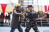 Aktor film The Hostage's Hero Robert Chaniago (kanan) berlatih duel dengan Kepala Museum Pusat TNI Angkatan Laut Jalesveva Jayamahe Letnan Kolonel Laut (P) Yudo Ponco Ari (kiri) yang juga merupakan aktor dalam film The Hostage's Hero saat pengambilan gambar (take scene) pertama film The Hostage's Hero di KRI Dewaruci, Koamada II, Surabaya, Jawa Timur, Jumat (12/9/2025). Film yang disutradarai oleh Revo S Rurut itu diangkat dari kisah nyata peristiwa heroik operasi pembebasan 36 orang sandera kapal MT Pematang oleh prajurit KRI Karel Satsuitubun-356 dari aksi pembajakan di perairan Selat Malaka pada tahun 2004. ANTARA Jatim/Didik Suhartono/mas.