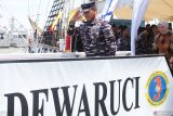 KSAL Laksamana TNI Muhammad Ali melakukan penghormatan dan turun dari KRI Dewaruci usai membuka pengambilan gambar (take scene) pertama film The Hostage's Hero, di Koarmada II, Surabaya, Jawa Timur, Jumat (12/9/2025). Film yang disutradarai oleh Revo S Rurut itu diangkat dari kisah nyata peristiwa heroik operasi pembebasan 36 orang sandera kapal MT Pematang oleh prajurit KRI Karel Satsuitubun-356 dari aksi pembajakan di perairan Selat Malaka pada tahun 2004. ANTARA Jatim/Didik Suhartono/mas.
