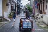 Warga membawa bantuan air bersih menggunakan gerobak di Perumahan Pondok Alam Permai, Jatiuwung, Kota Tangerang, Banten, Jumat (12/9/2025). Distribusi air bersih sebanyak 5.000 liter tersebut untuk memenuhi kebutuhan warga terdampak gangguan aliran PAM akibat kebocoran pipa jaringan distribusi utama yang sudah berlangsung selama tiga hari di empat kecamatan. ANTARA FOTO/Putra M. Akbar/gp