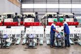 Pekerja mengisi bahan bakar alat mesin pertanian (alsintan) rice transplanter atau mesin penanam padi di PT Corin Mulia Gemilang, Sidoarjo, Jawa Timur, Kamis (11/9/2025). Produsen alsintan dengan kandungan Tingkat Komponen Dalam Negeri (TKDN) 25 persen tersebut memproduksi traktor, mesin perontok biji-bijian hingga mesin tanam padi guna mendukung petani dalam mendorong produktivitas pangan nasional. ANTARA Jatim/Rizal Hanafi/mas.