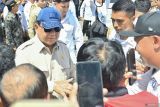 Presiden Prabowo Subianto (kiri) menyapa warga saat meninjau lokasi terdampak banjir di Kota Denpasar, Bali, Sabtu (13/9/2025). Dalam kunjungannya, Presiden Prabowo meninjau kondisi bangunan-bangunan yang rusak serta upaya penanganan terhadap korban bencana banjir Bali yang terjadi pada Rabu (10/9). ANTARA FOTO/Fikri Yusuf/wsj.